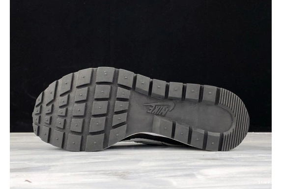 sacai Vaporwaffle White Black CV1363-001 Nike 0129